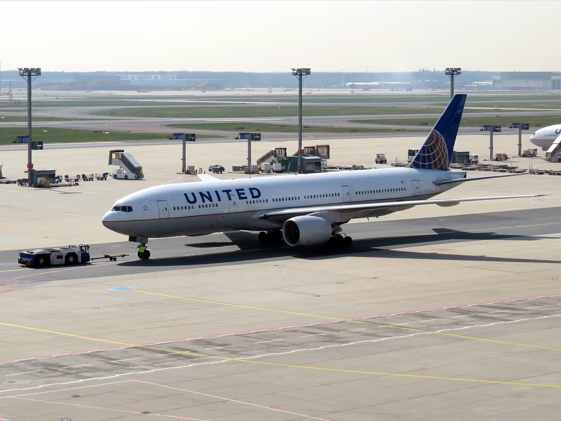 N769UA — Twin-engine aircraft