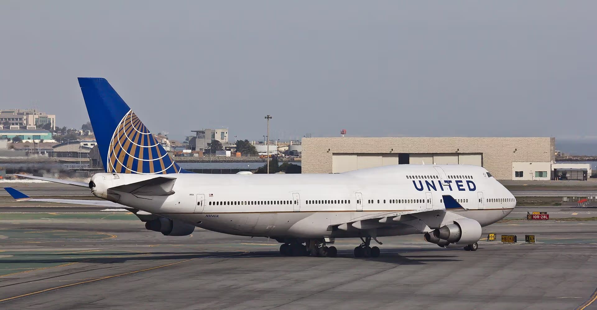 N104UA — Boeing at San Francisco International Airport