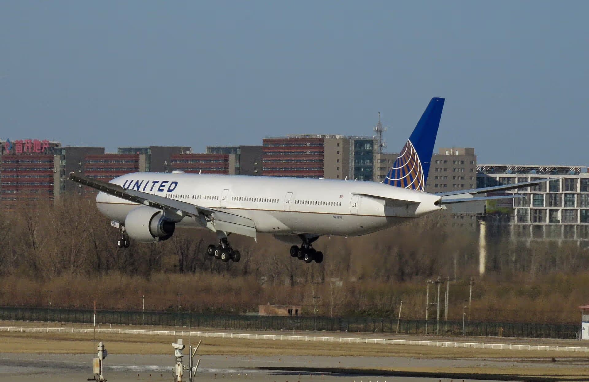 N2333U — Twin-engine aircraft