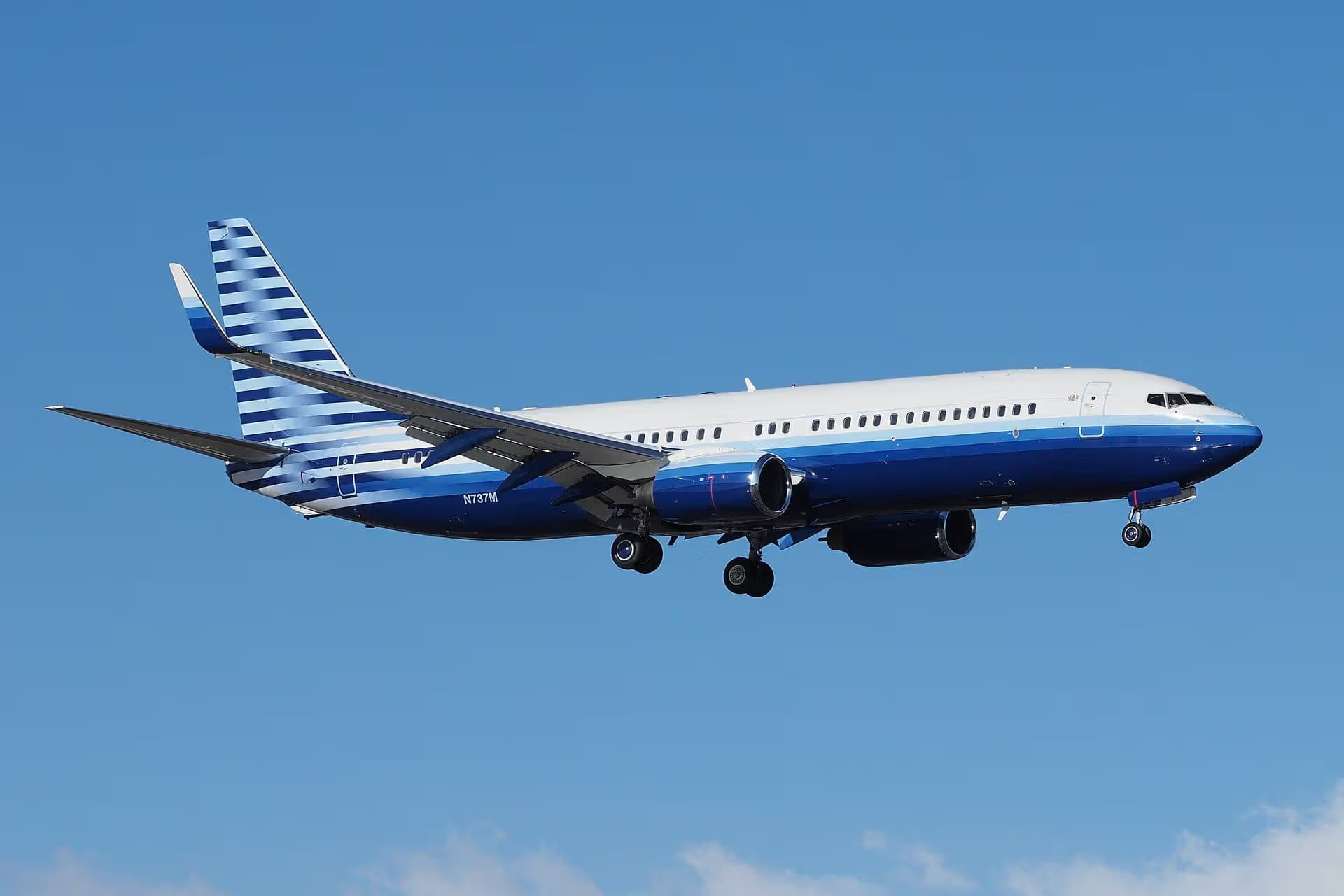 N737M — Twin-engine aircraft