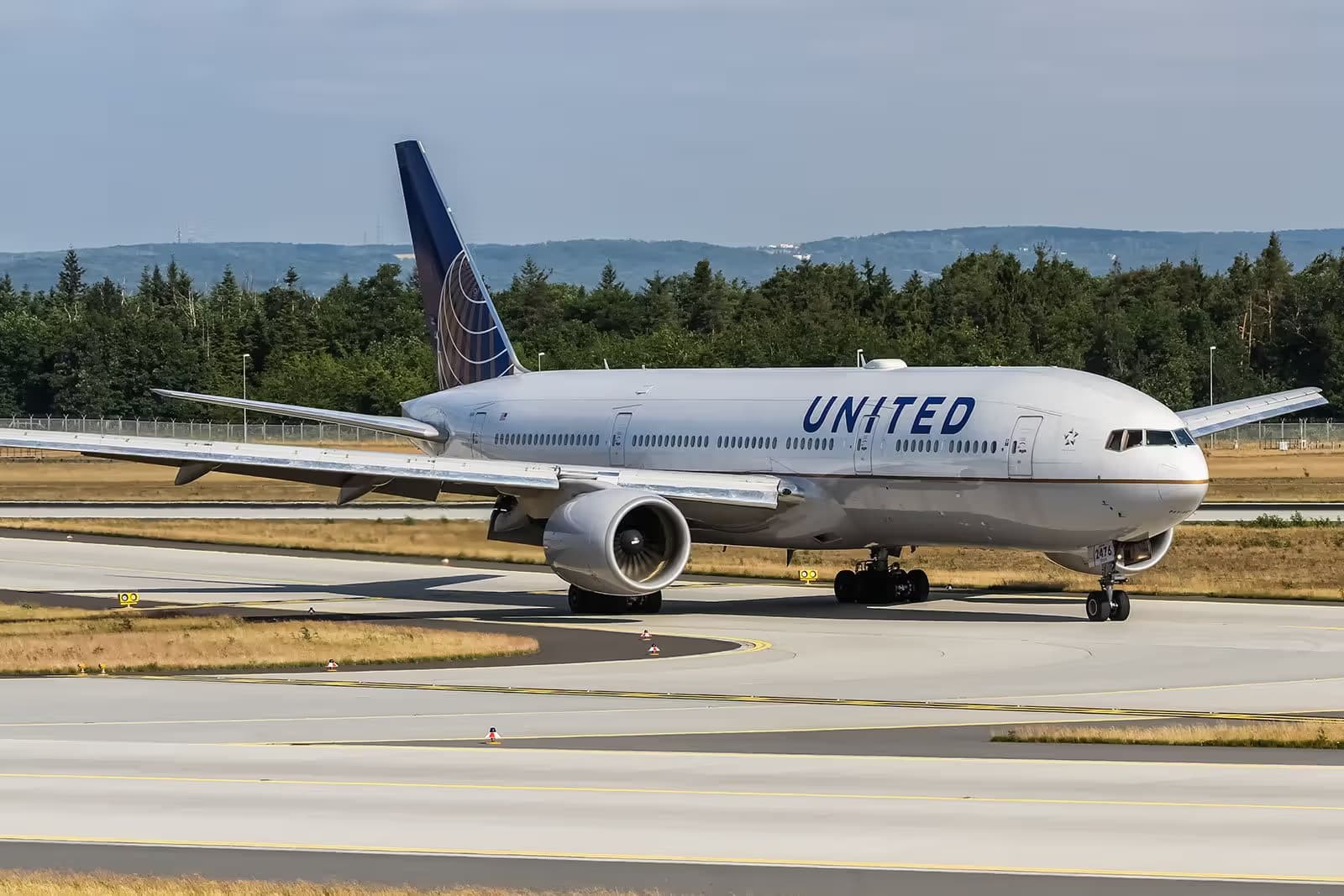 N776UA — Twin-engine aircraft