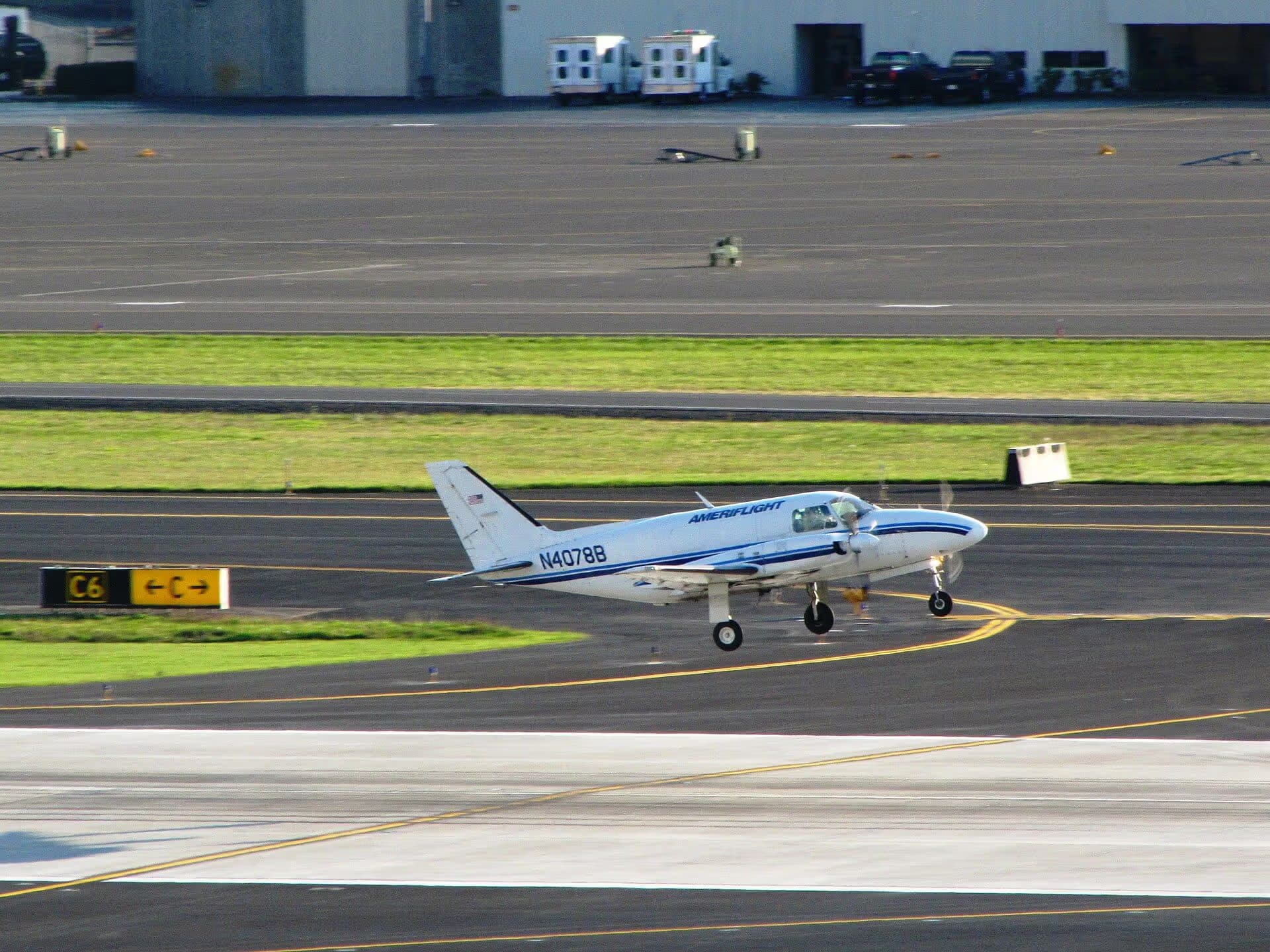 N4078B — Twin-engine aircraft