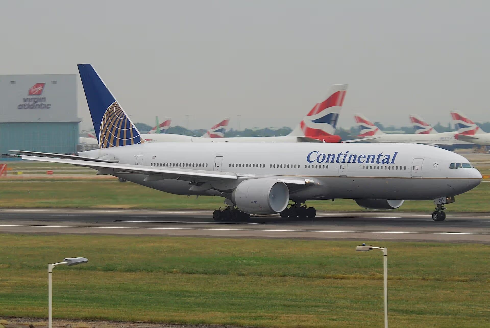 N78013 — Twin-engine aircraft