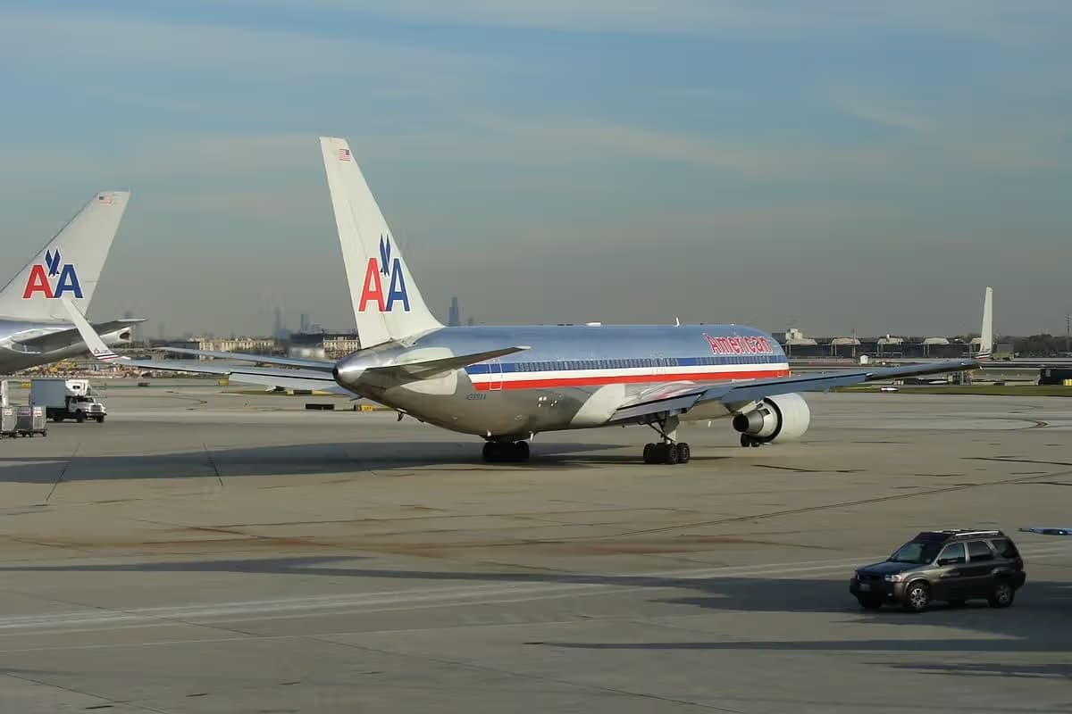 N389AA — Twin-engine aircraft