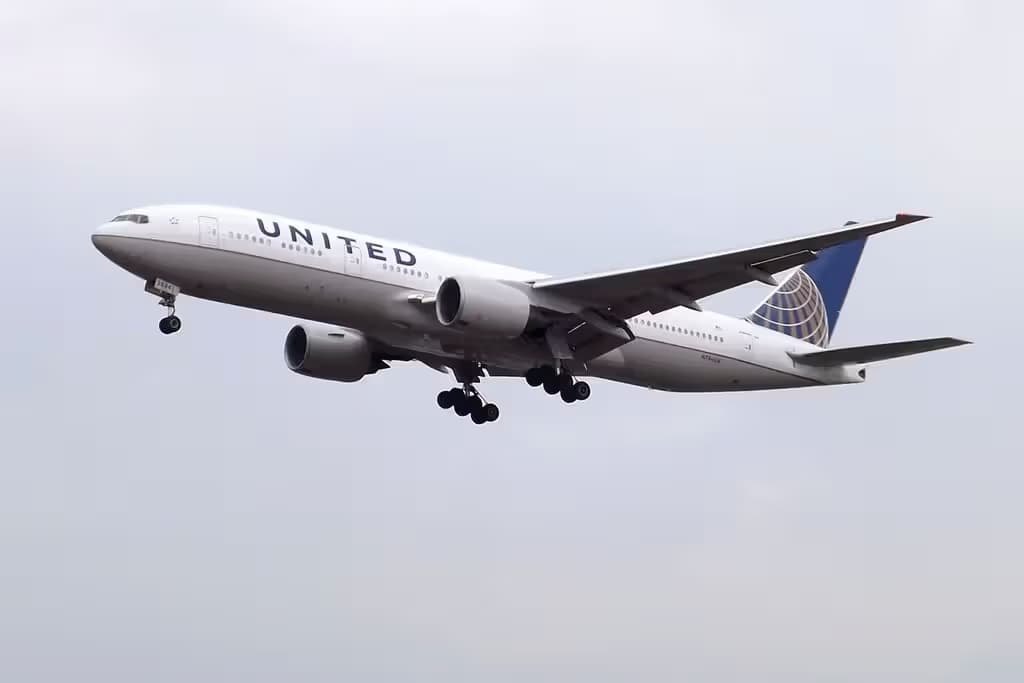 N784UA — Twin-engine aircraft
