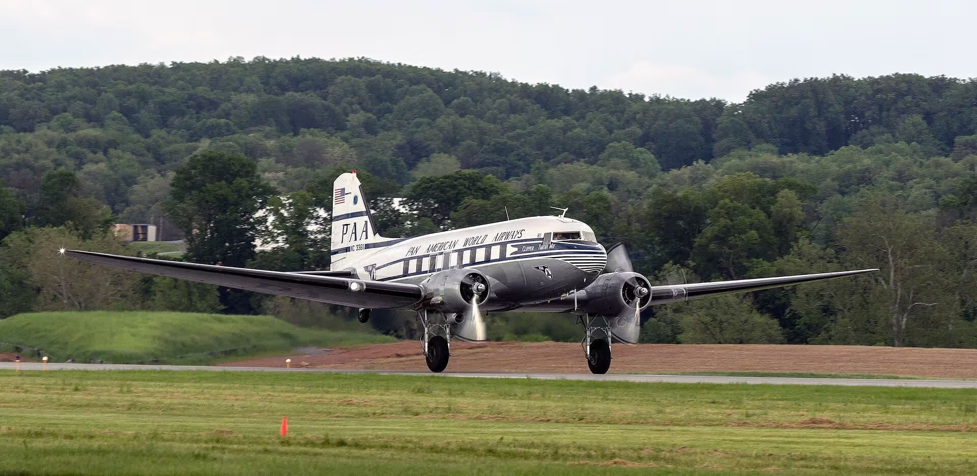 Unidentified — Twin-engine aircraft