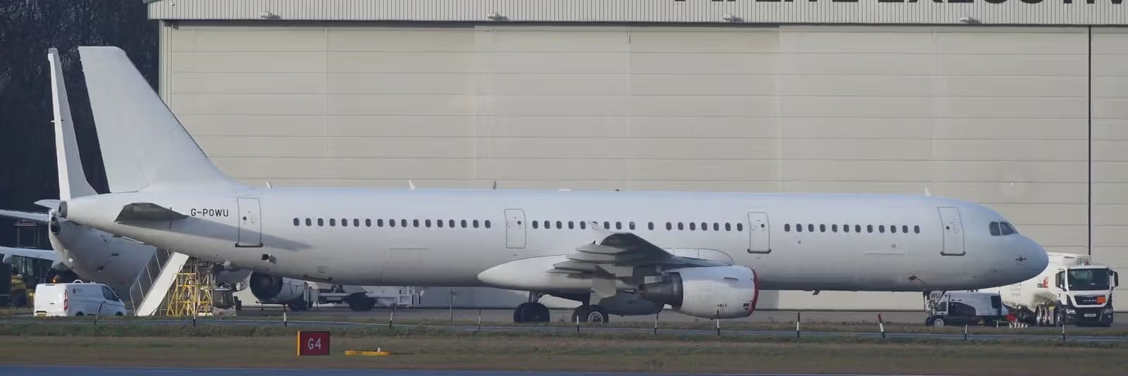 G-POWU — Twin-engine aircraft