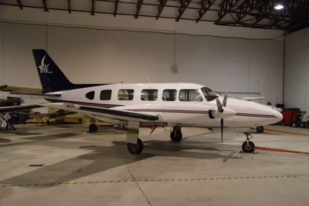 TF-MYV — Twin-engine aircraft