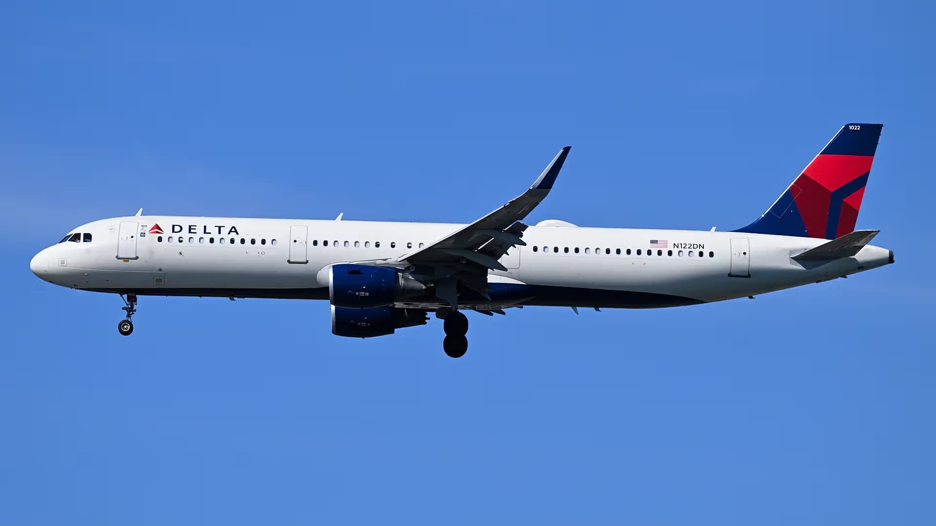N122DN — Twin-engine aircraft