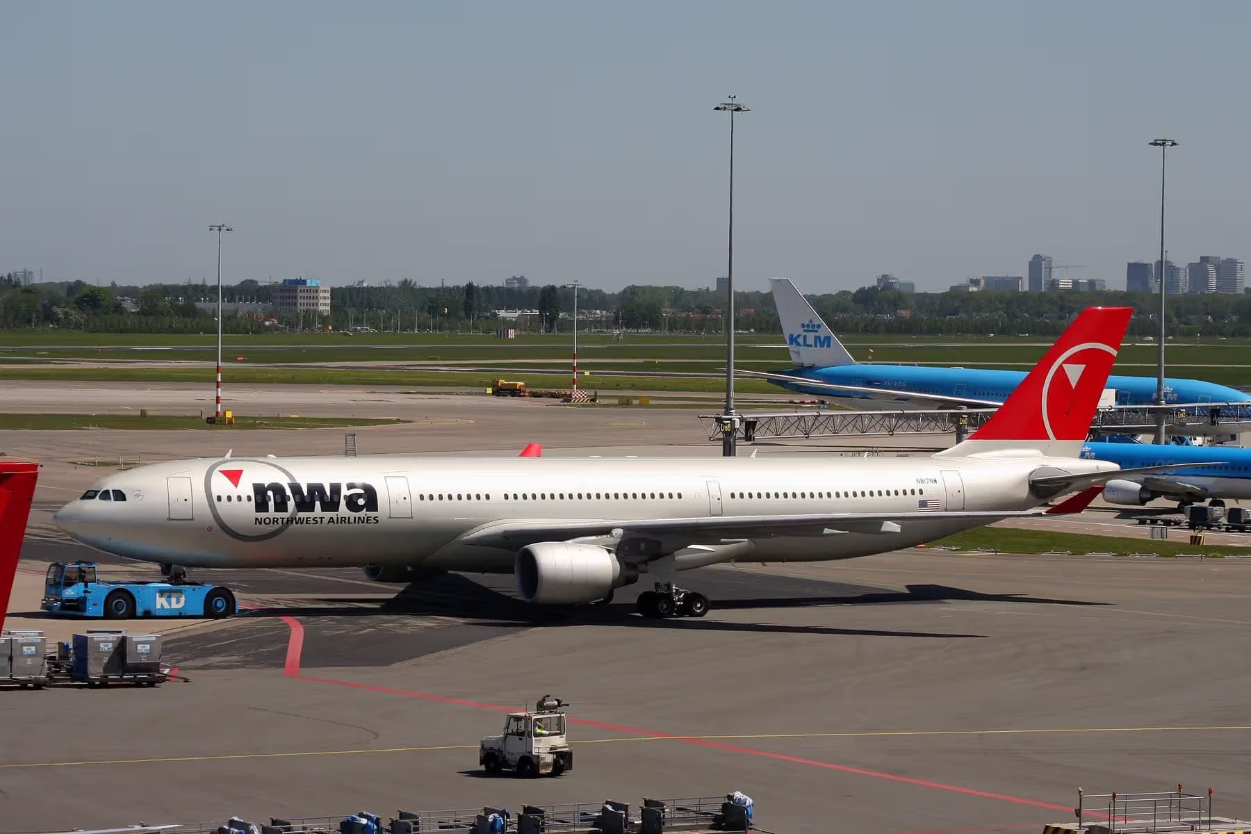 N817NW — Twin-engine aircraft