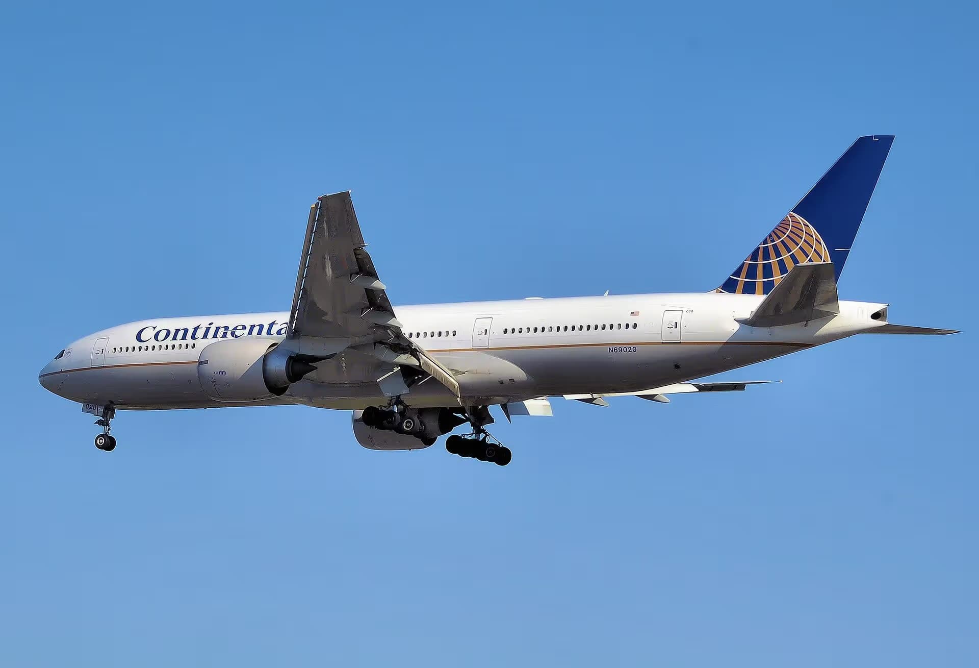 N69020 — Twin-engine aircraft