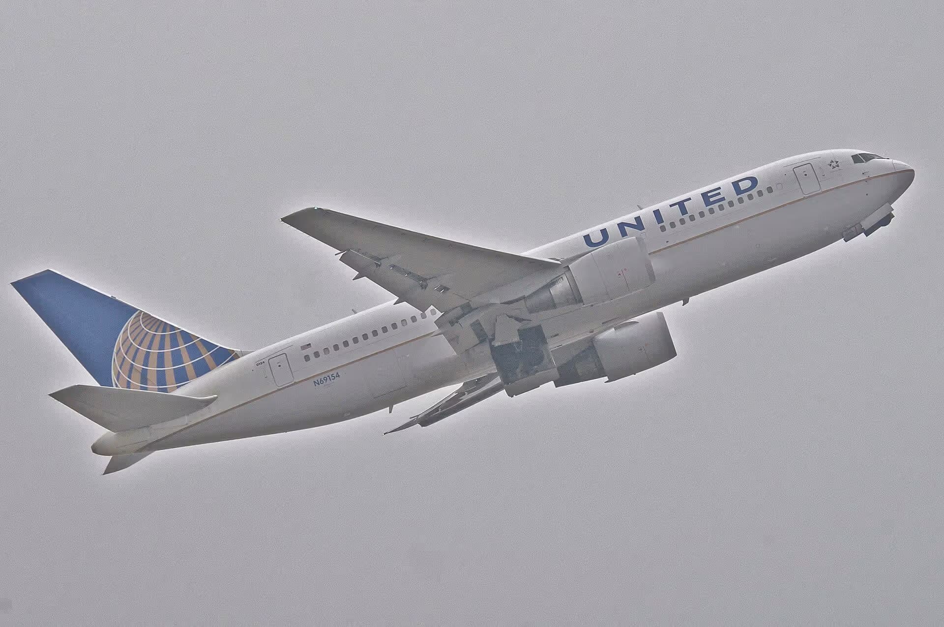 N69154 — Twin-engine aircraft