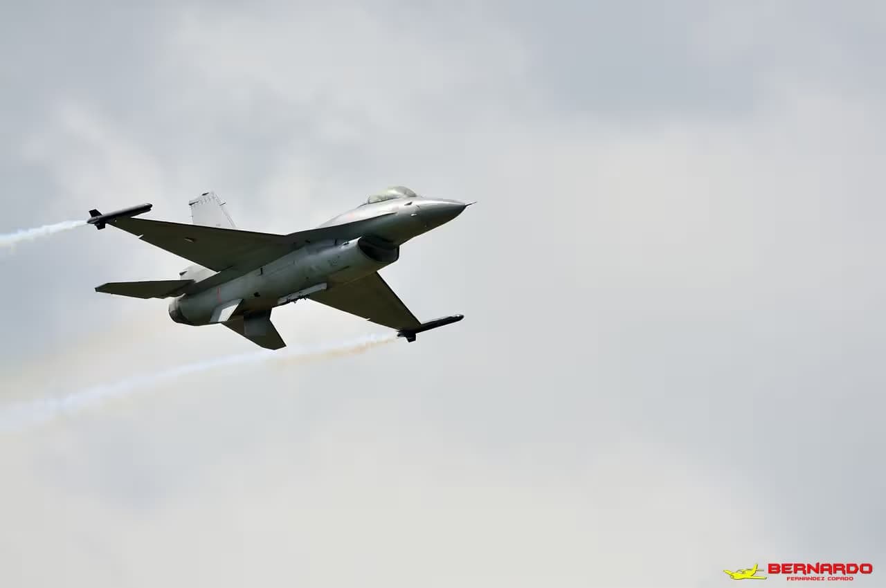 Unidentified — Single-engine aircraft