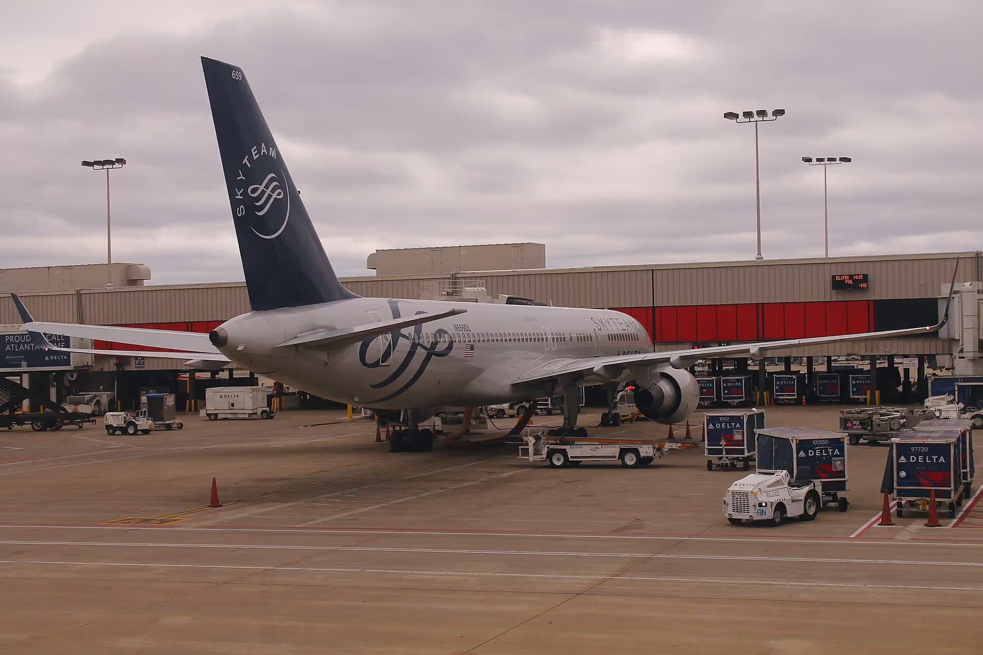 N659DL — Twin-engine aircraft