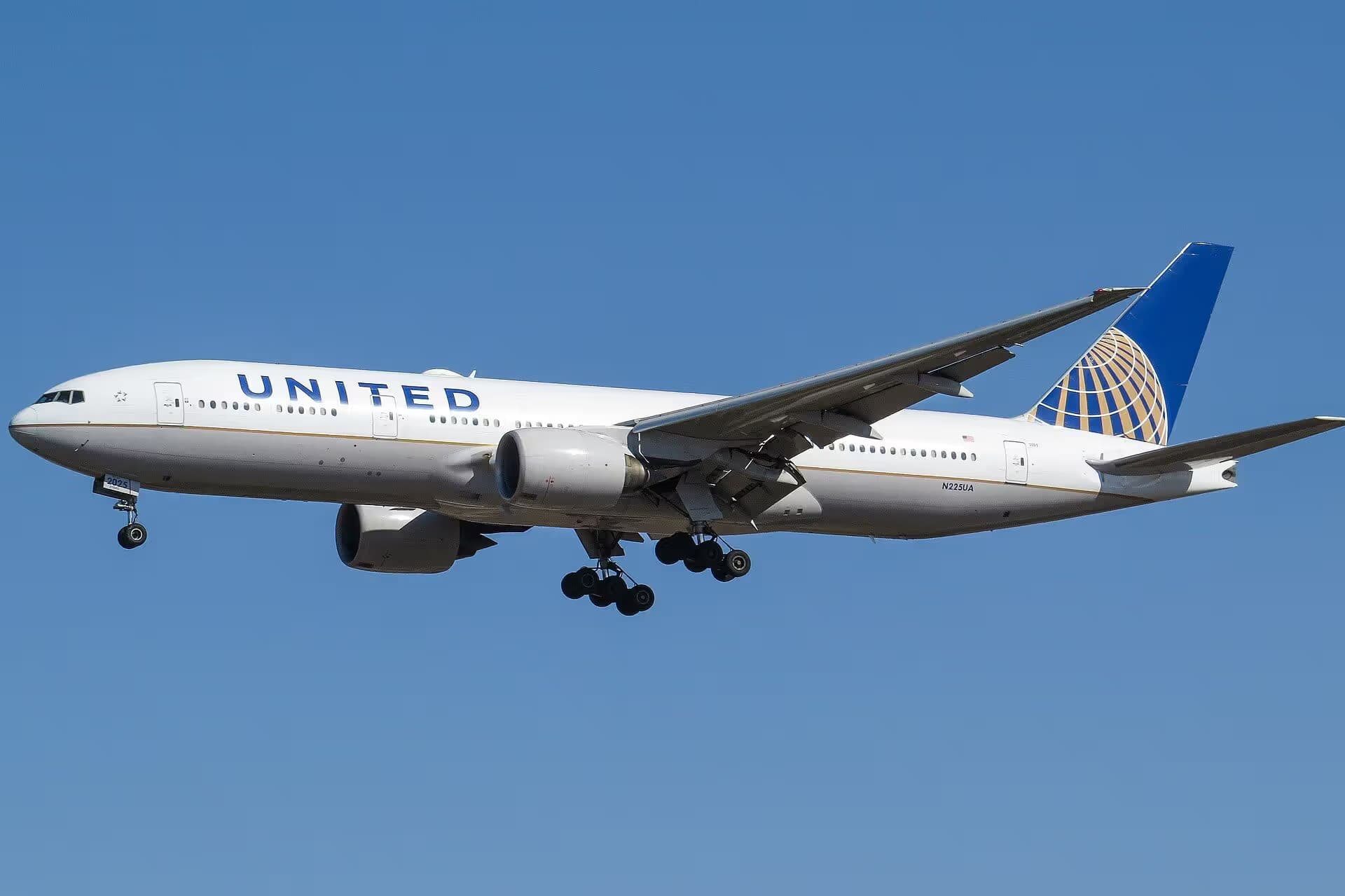 N225UA — Twin-engine aircraft