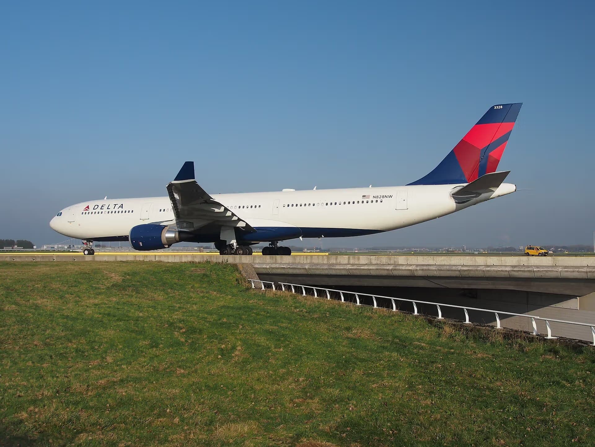 N828NW — Airbus