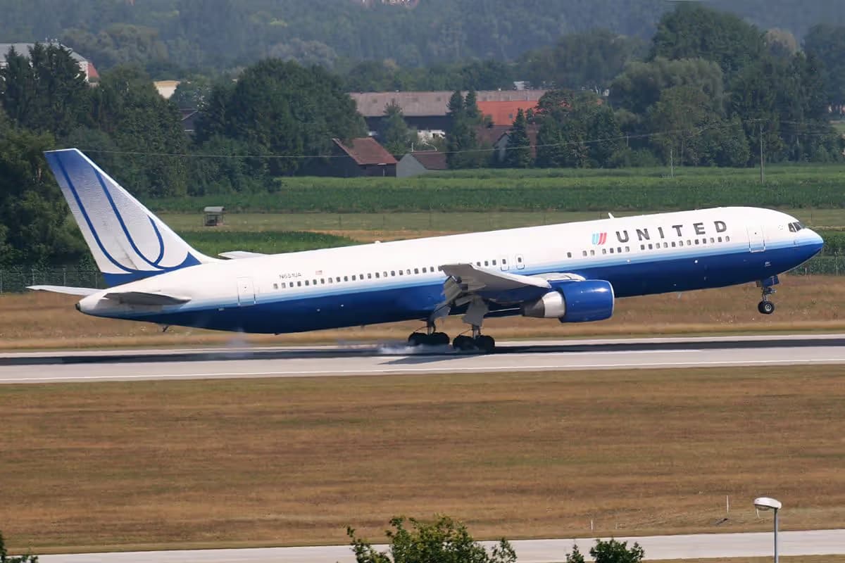 N651UA — Twin-engine aircraft