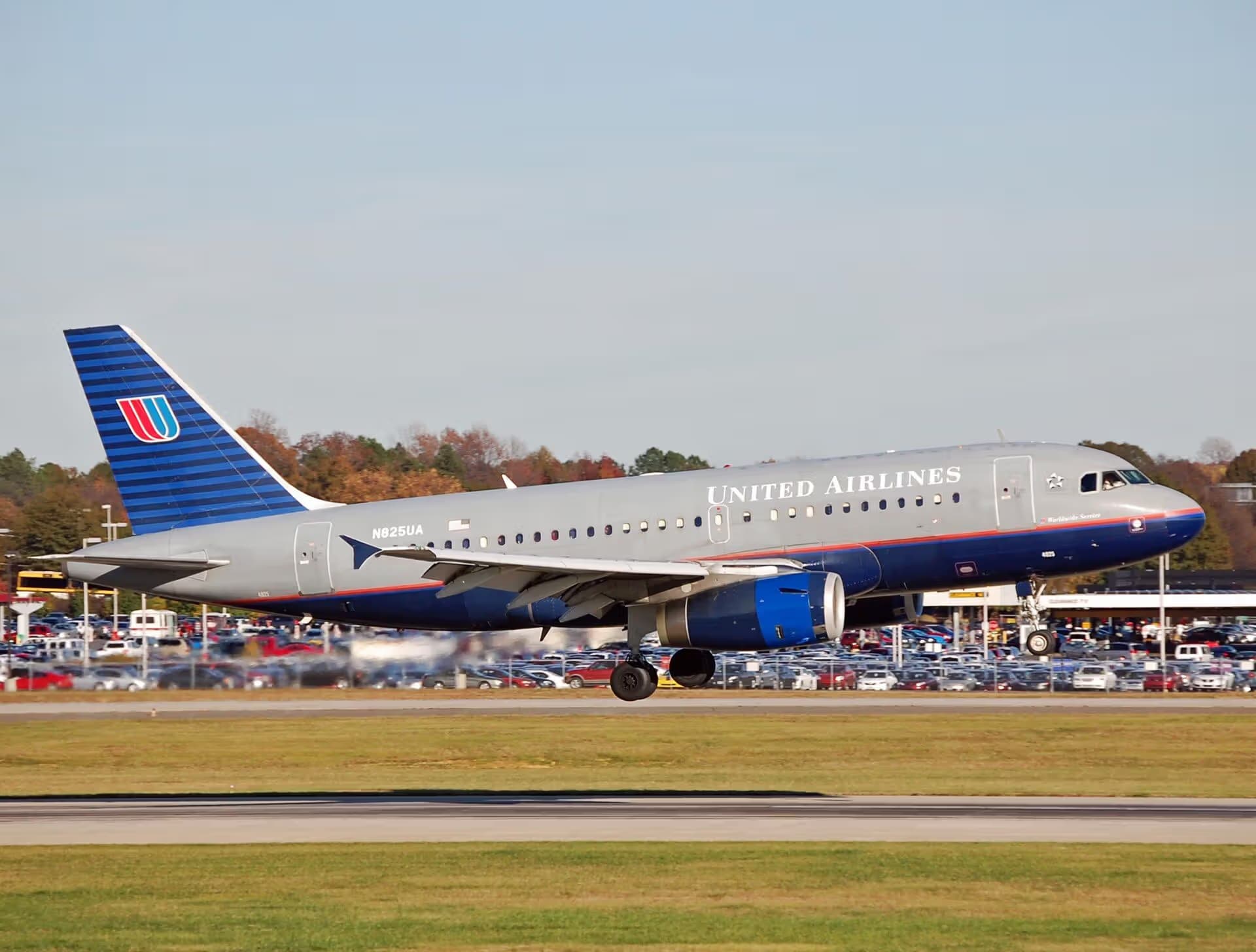 N825UA — Twin-engine aircraft