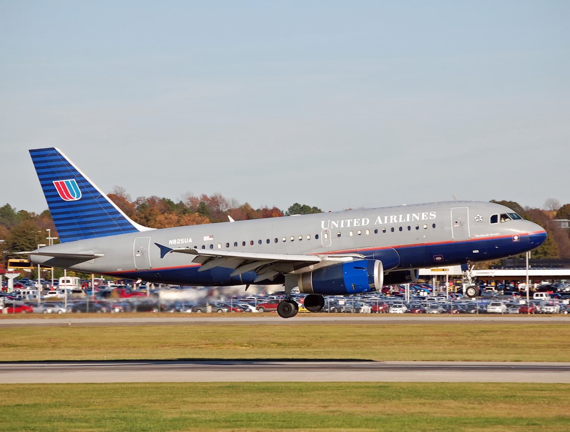 N825UA — Twin-engine aircraft