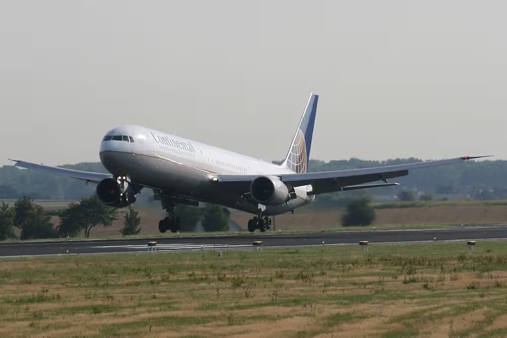 N67052 — Twin-engine aircraft