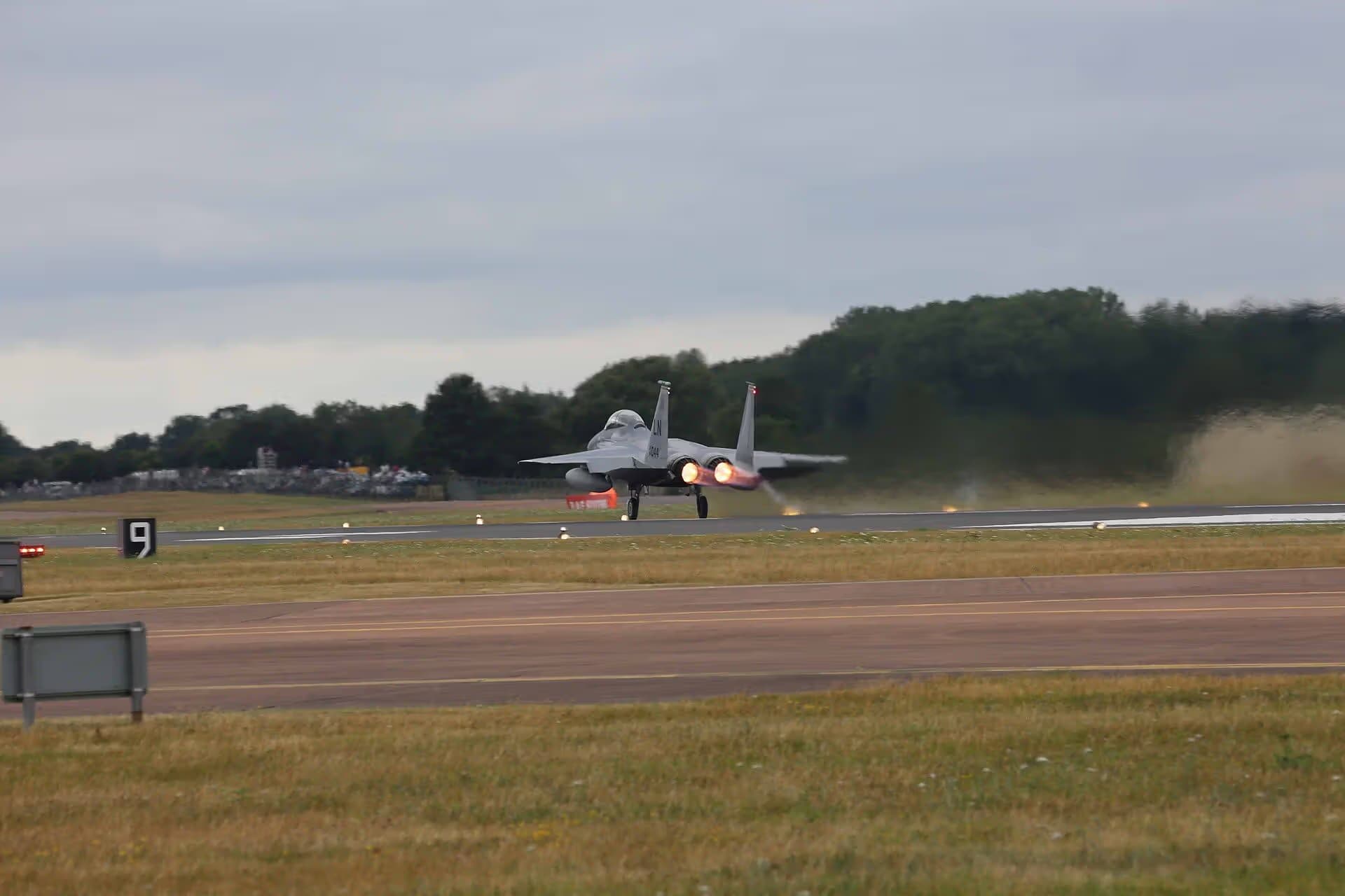 Unidentified — Twin-engine aircraft