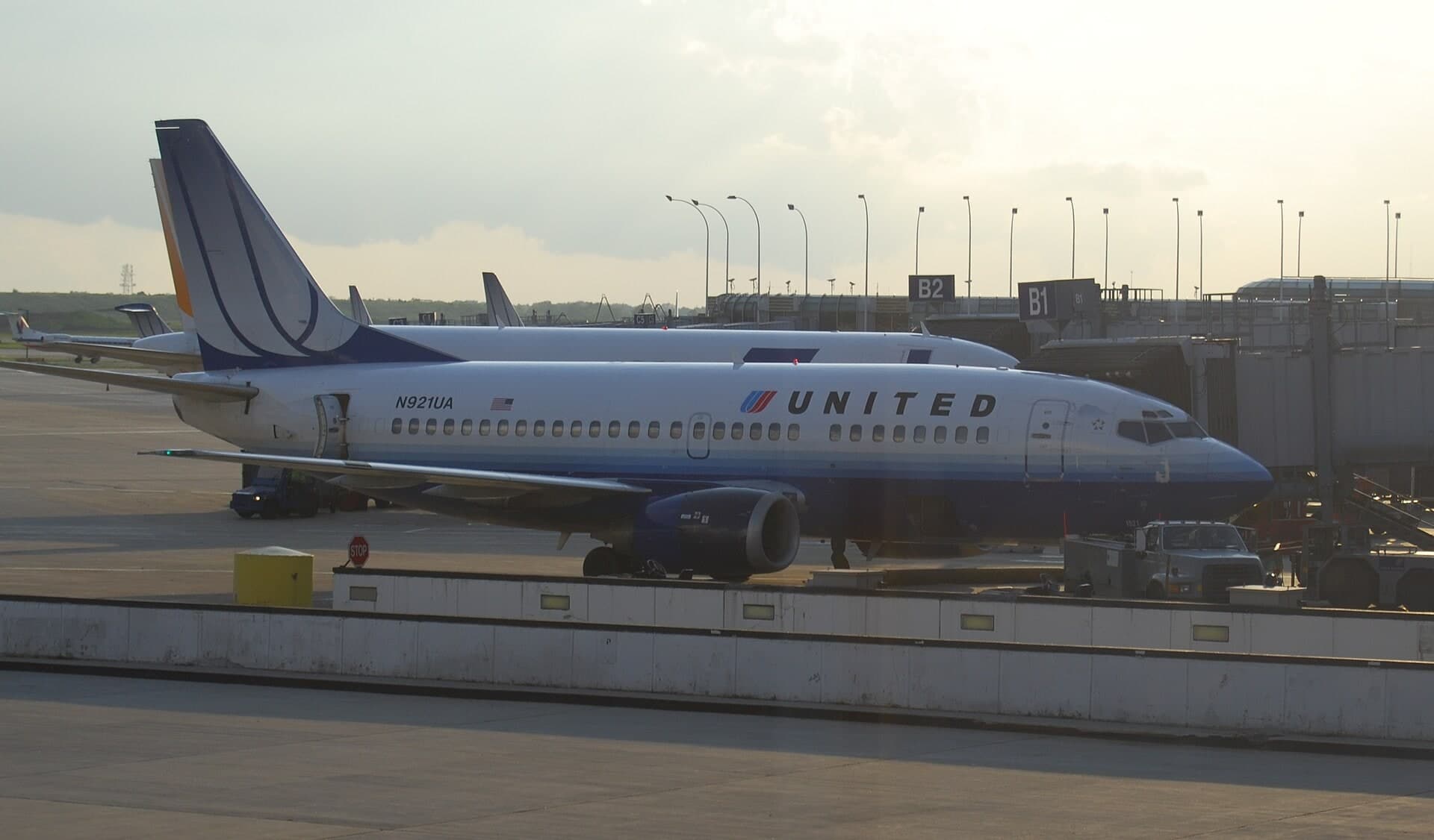 N921UA — Twin-engine aircraft