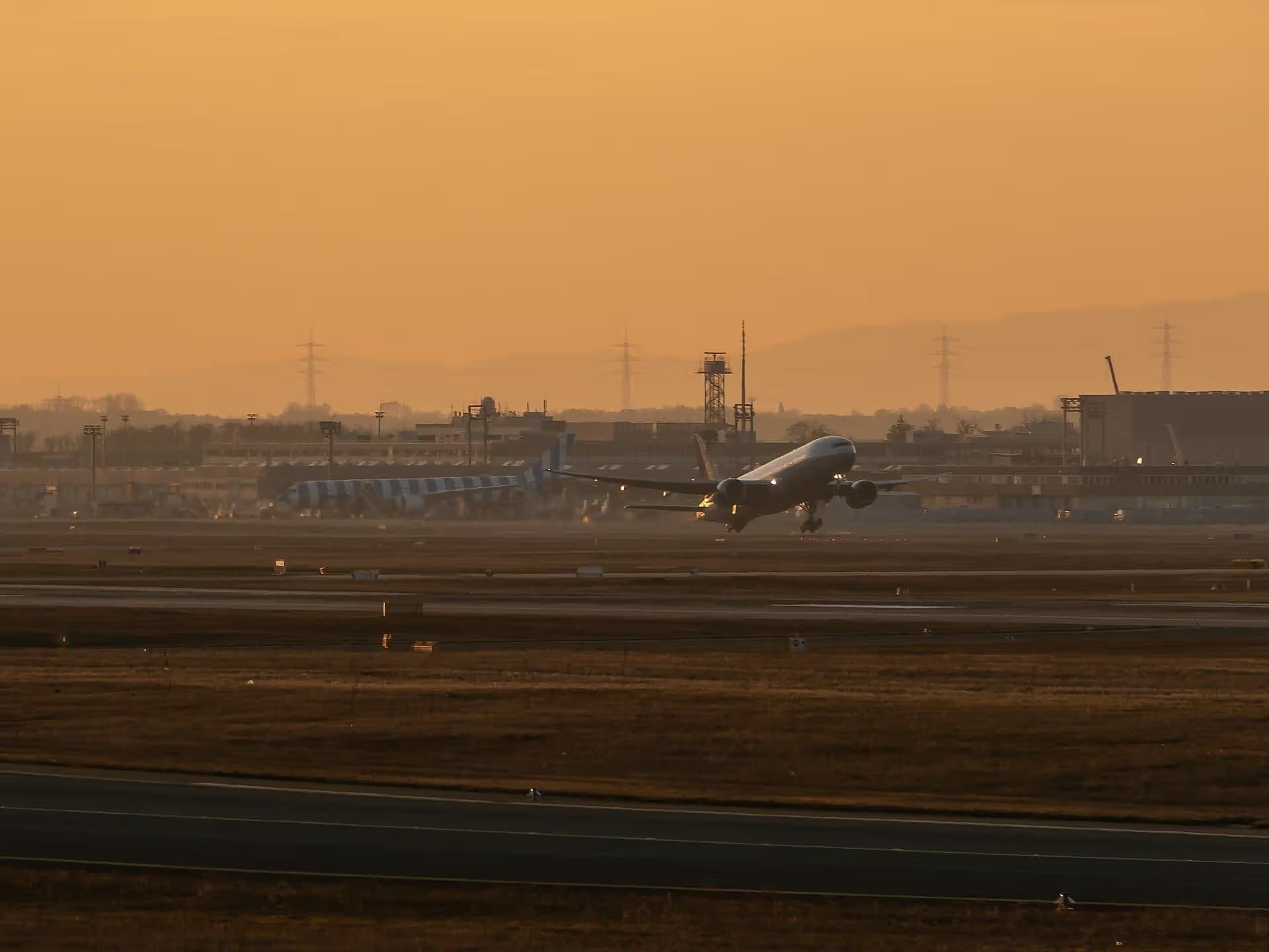 N224UA — Twin-engine aircraft