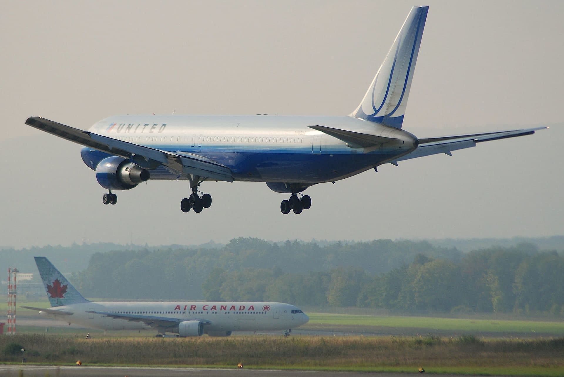 N663UA — Twin-engine aircraft