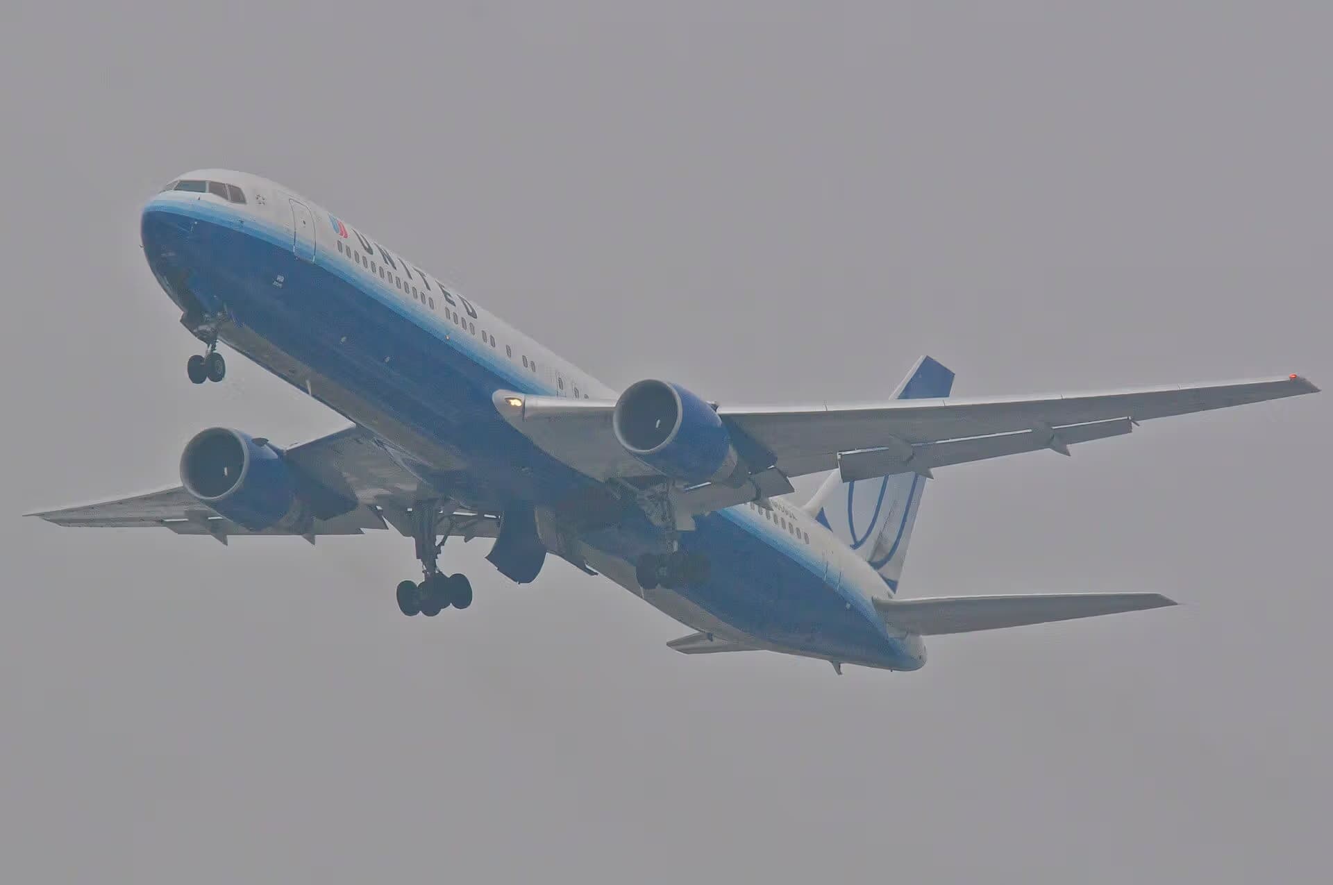 N659UA — Twin-engine aircraft