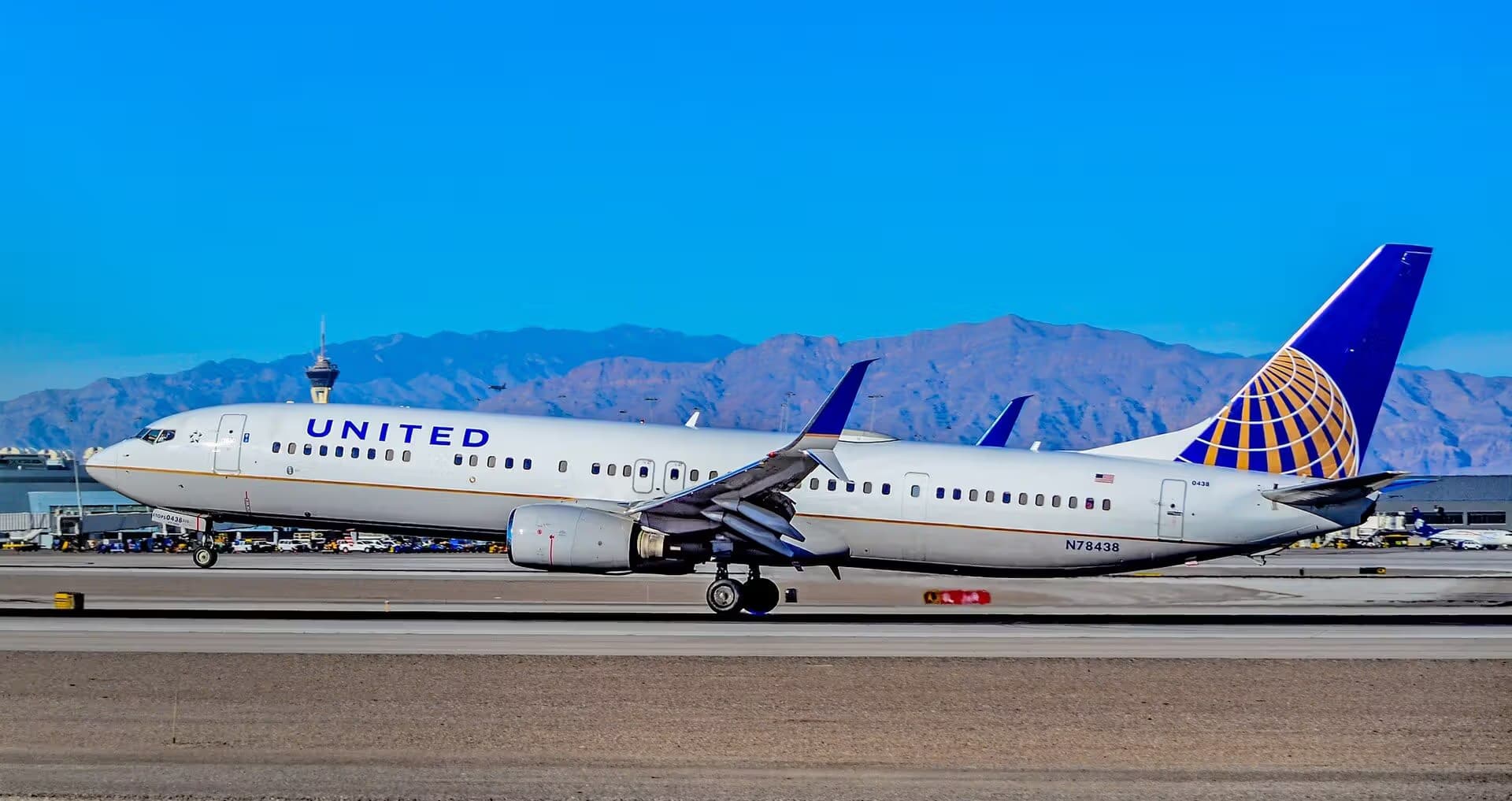 N78438 — Twin-engine aircraft