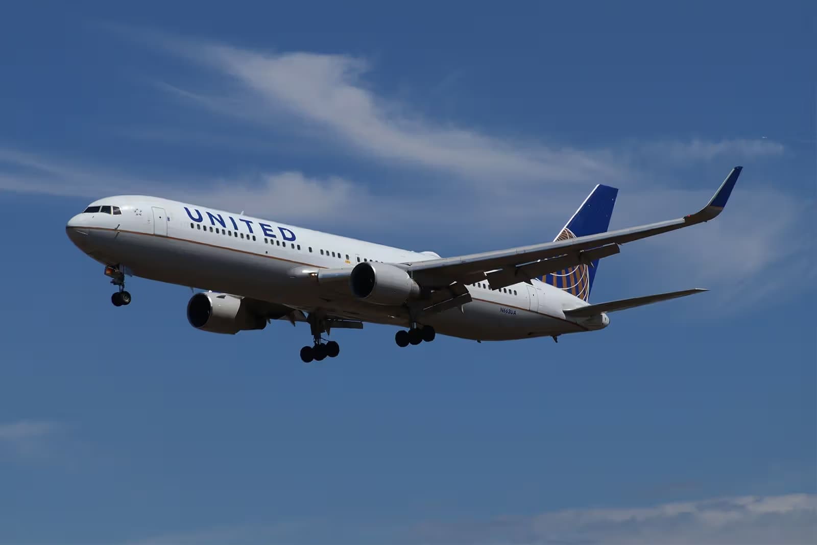 N663UA — Twin-engine aircraft