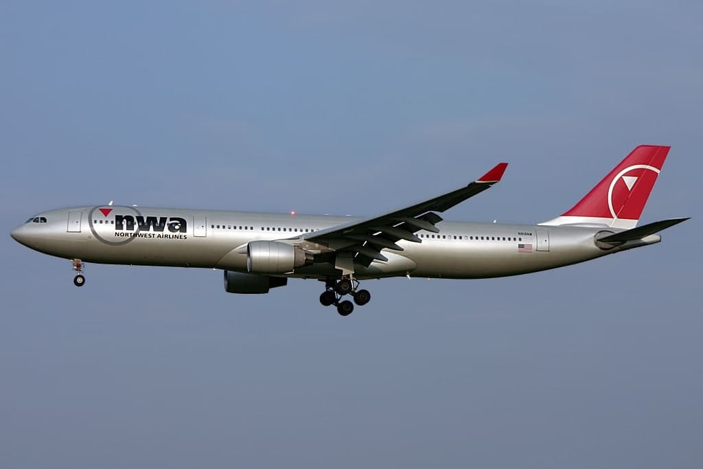 N818NW — Twin-engine aircraft