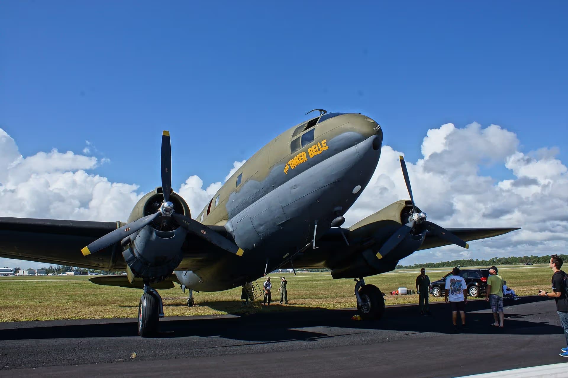 Unidentified — Twin-engine aircraft