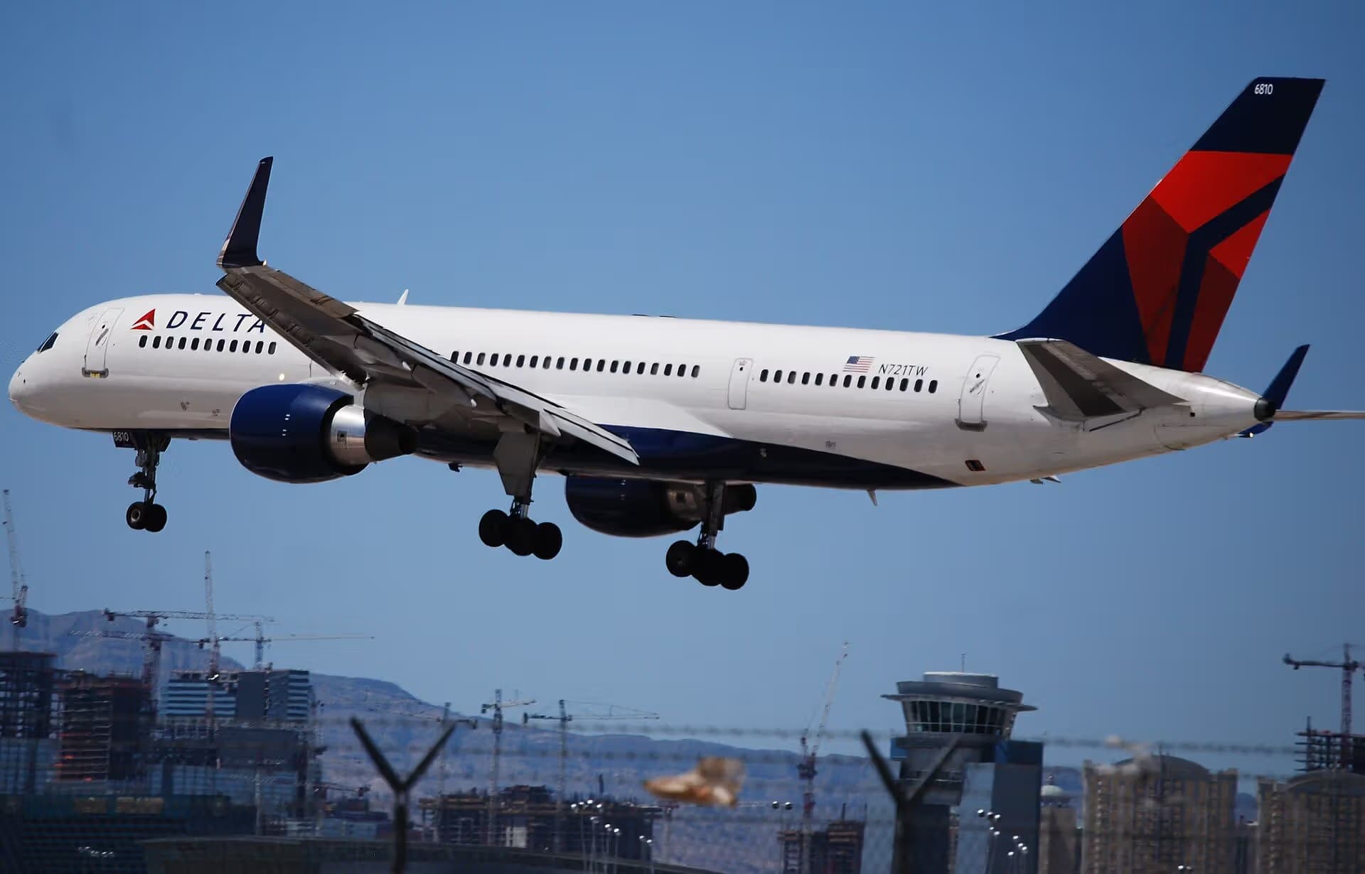 N721TW — Twin-engine aircraft