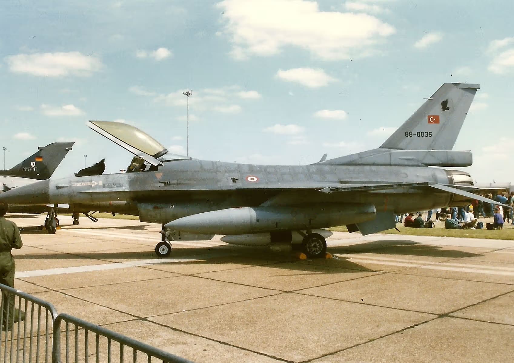 Unidentified — Single-engine aircraft