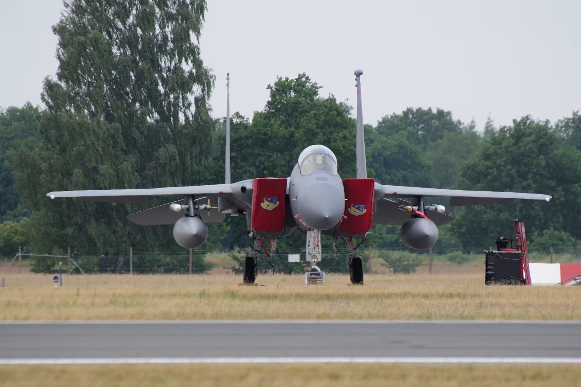Unidentified — Twin-engine aircraft