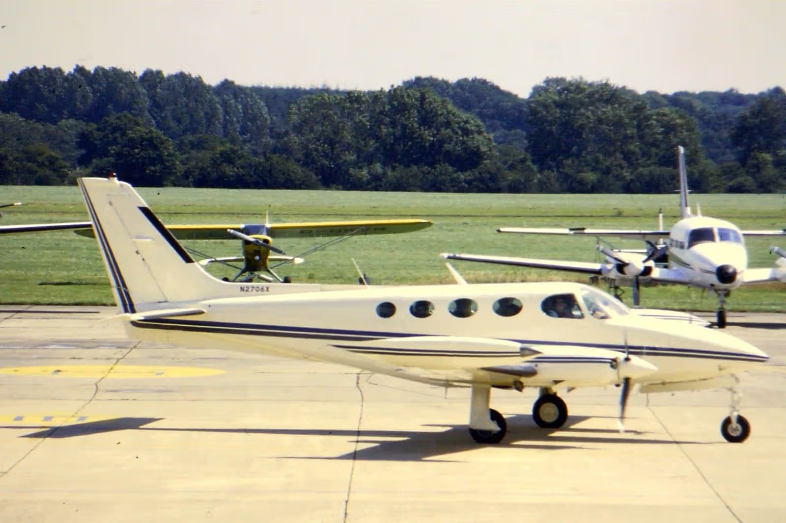N2706X — Twin-engine aircraft