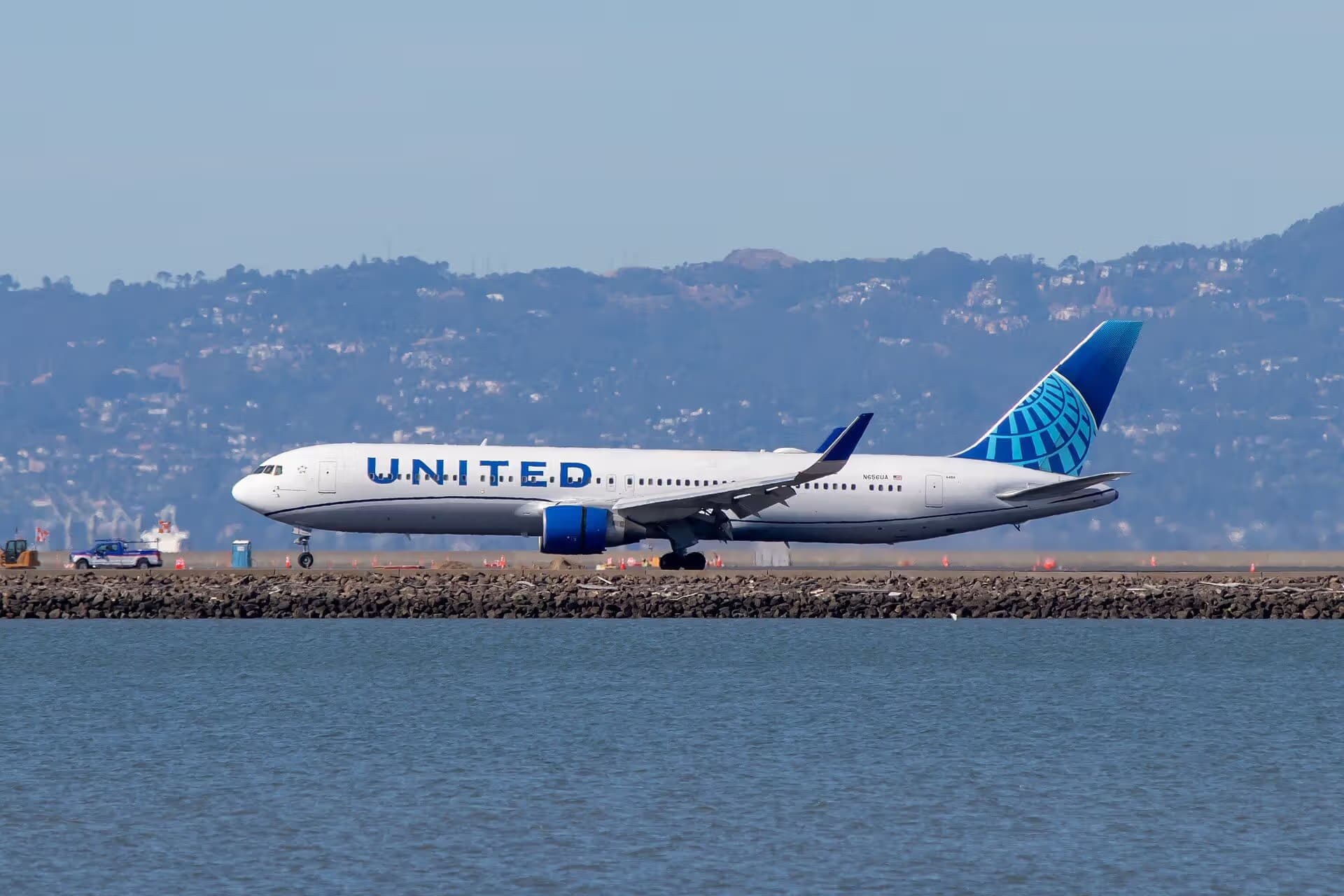 N656UA — Boeing