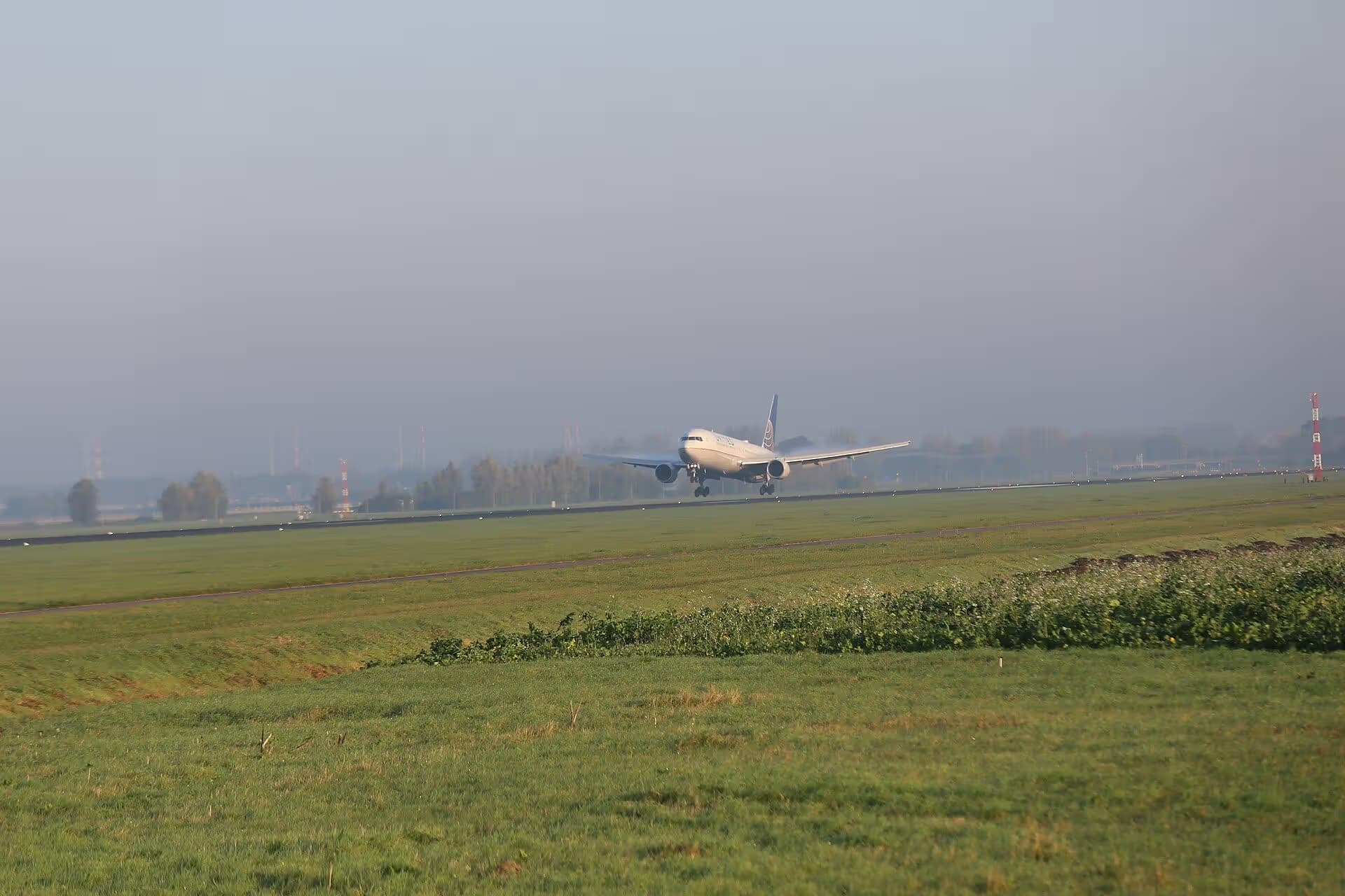 N646UA — Twin-engine aircraft