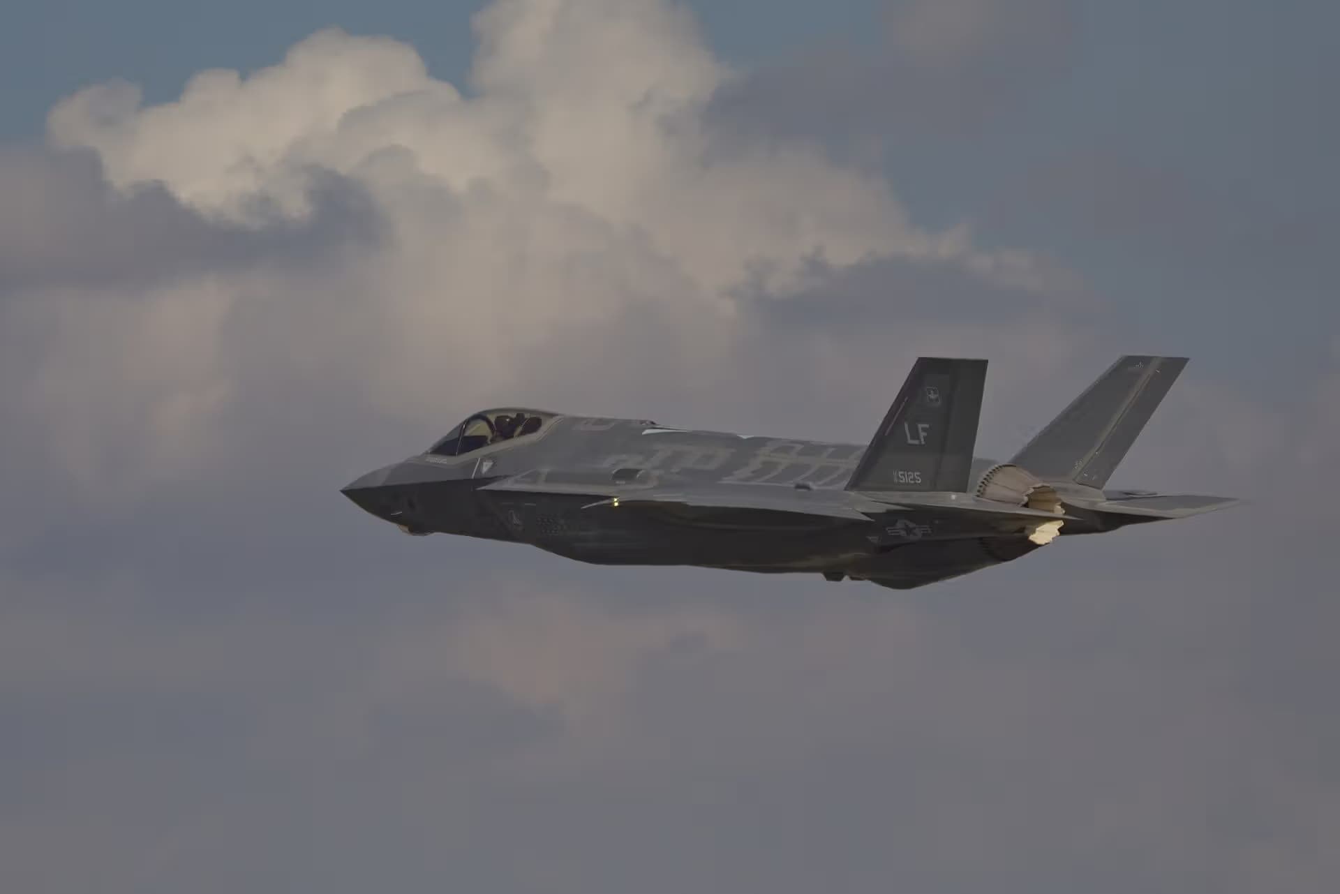 Unidentified — Single-engine aircraft