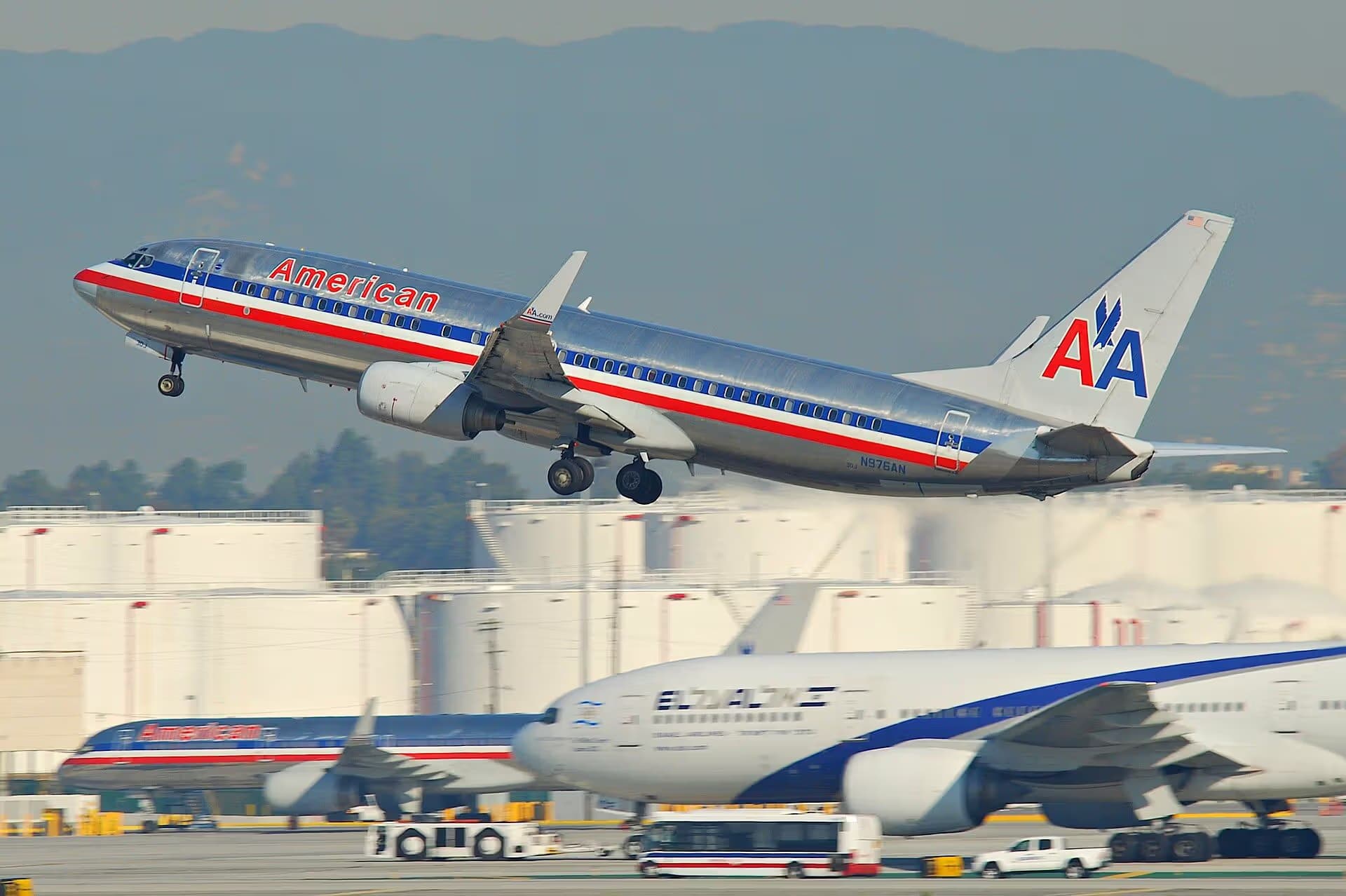N976AN — Twin-engine aircraft