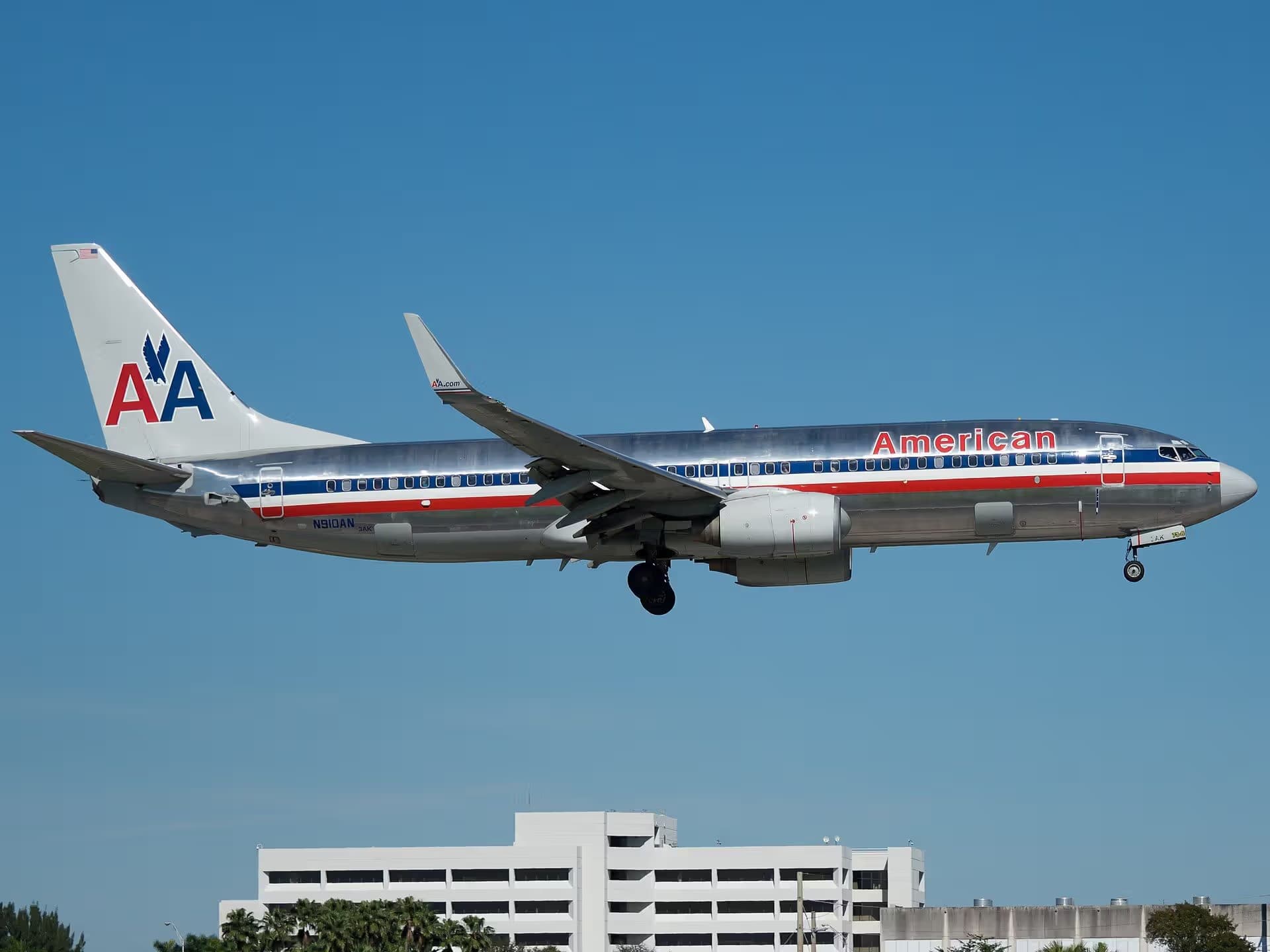 N910AN — Twin-engine aircraft at Miami International Airport