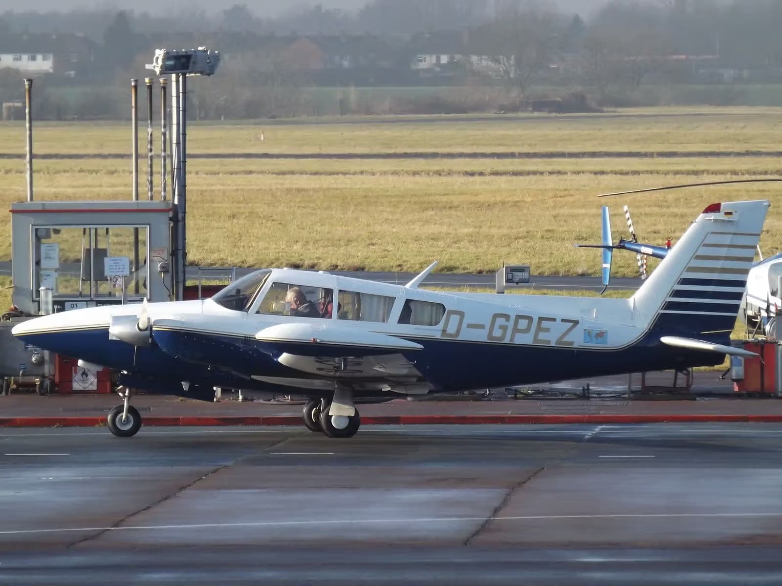 D-GPEZ — Twin-engine aircraft