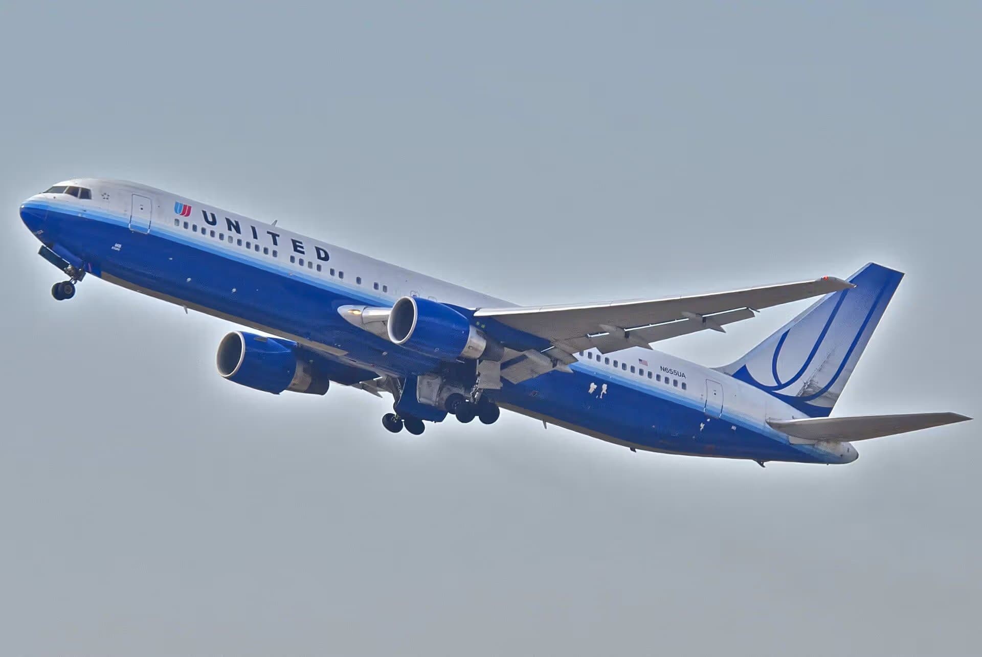N655UA — Twin-engine aircraft