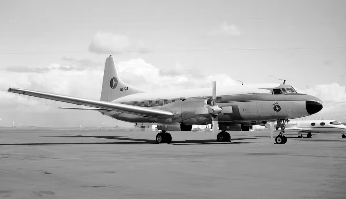 N5126 — Twin-engine aircraft