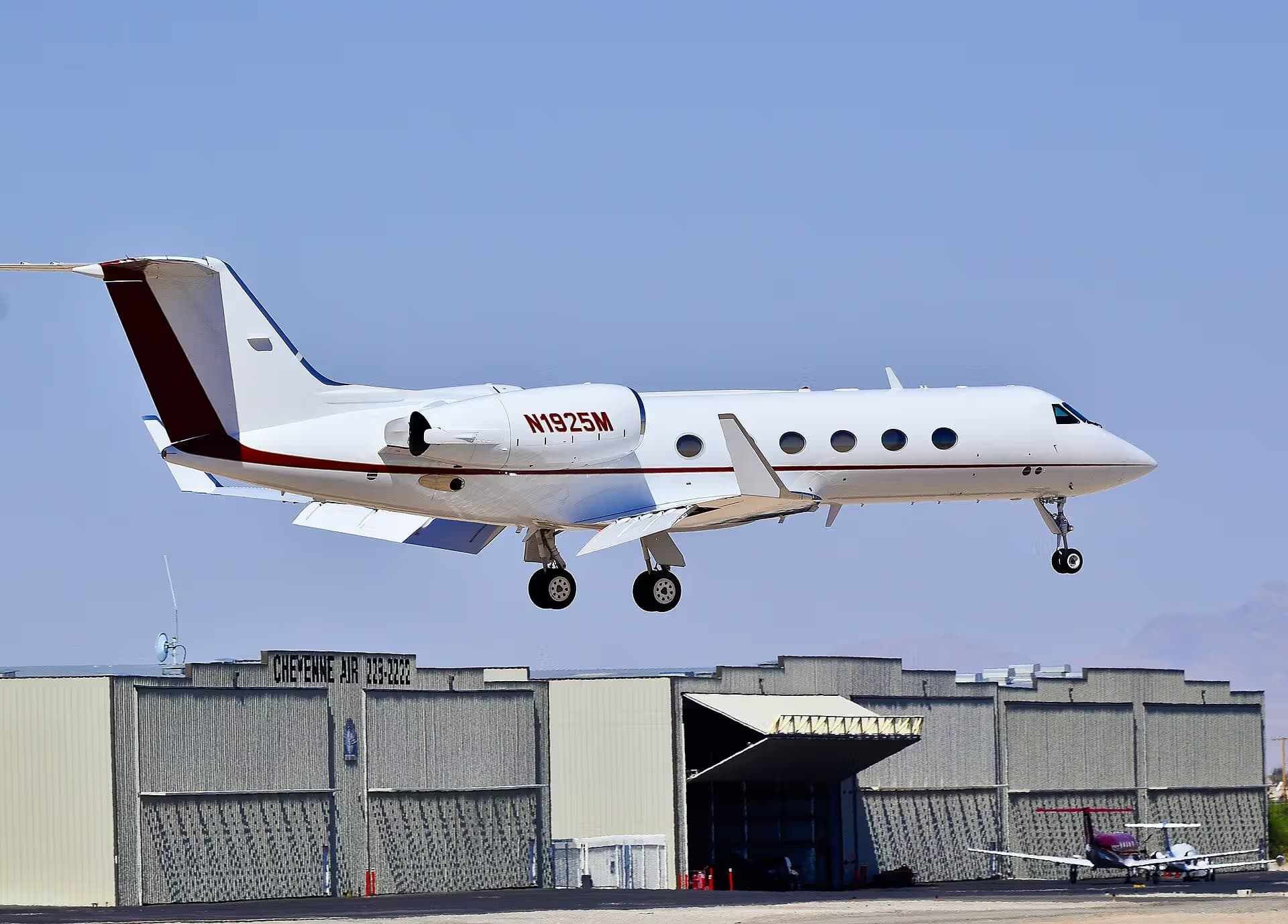 N1925M — Business jet