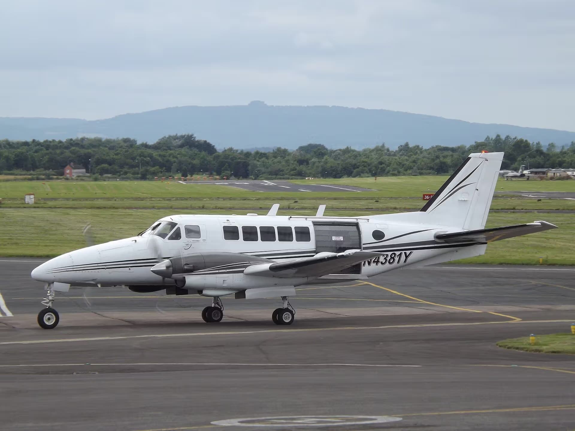 N4381Y — Twin-engine aircraft