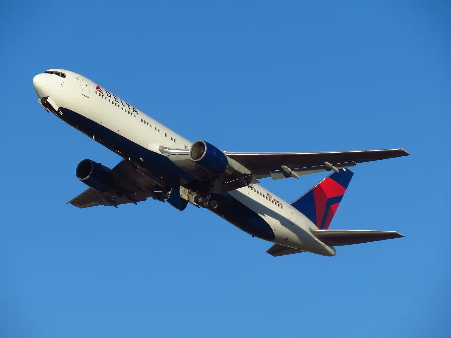 N138DL — Twin-engine aircraft
