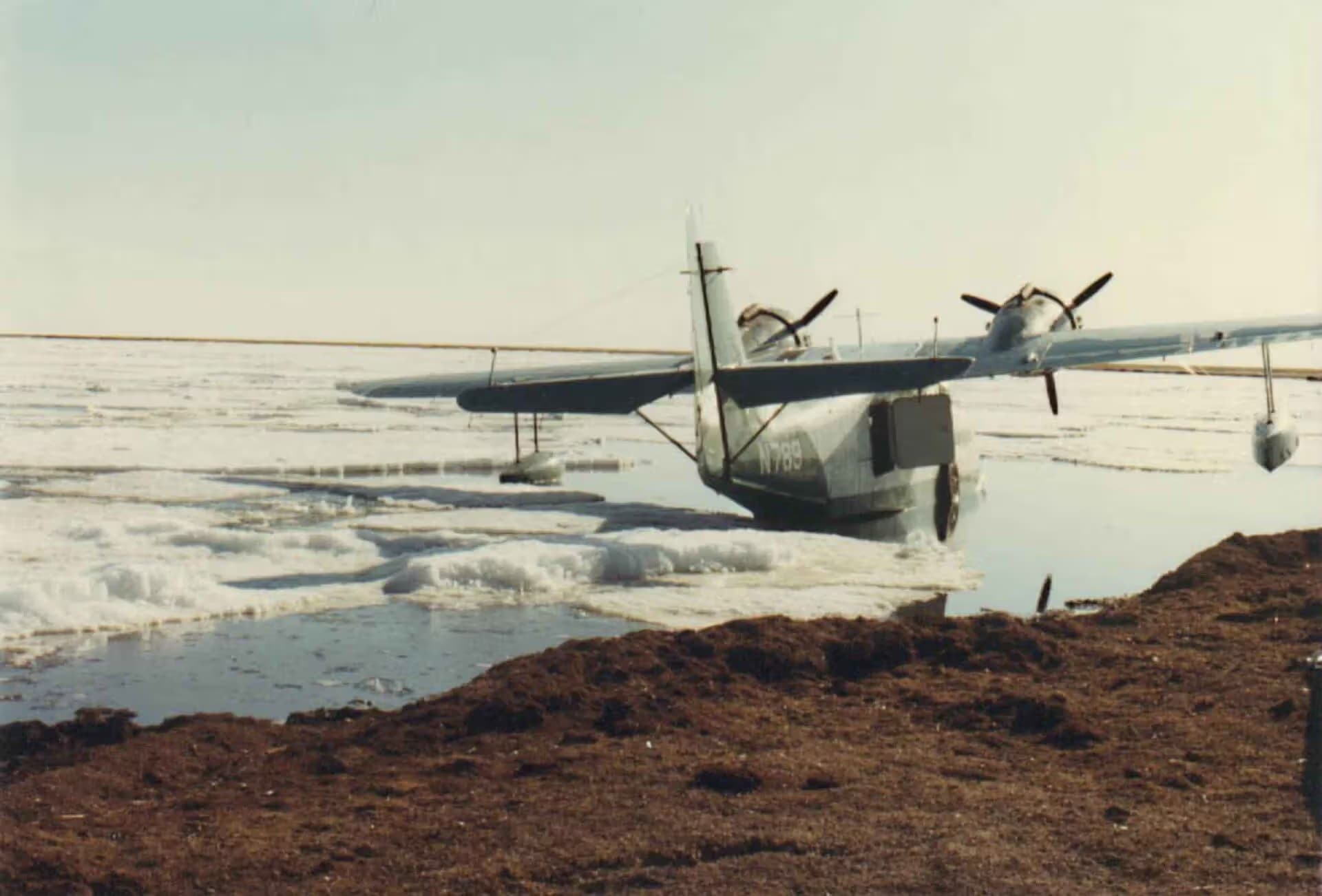 N789 — Twin-engine aircraft