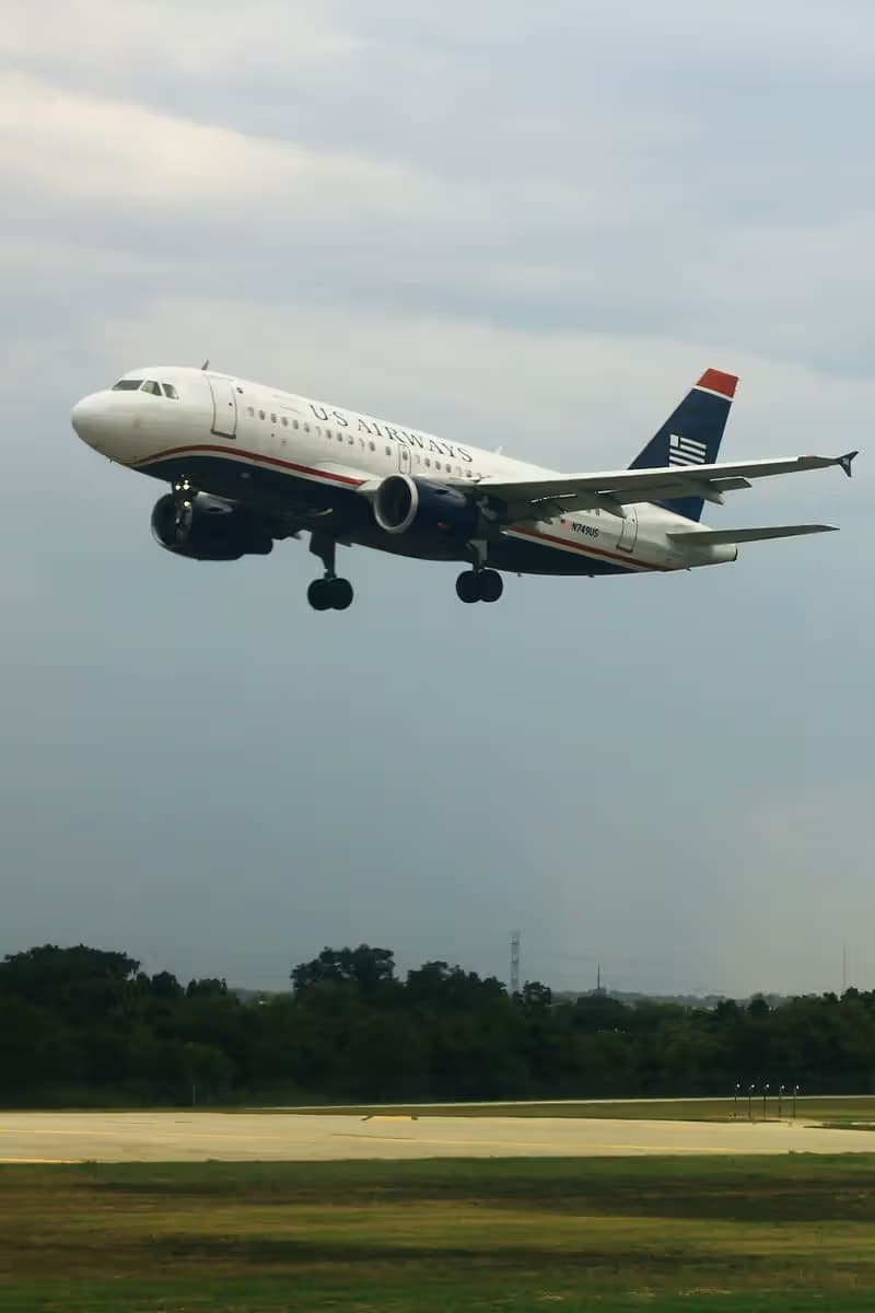 N749US — Twin-engine aircraft